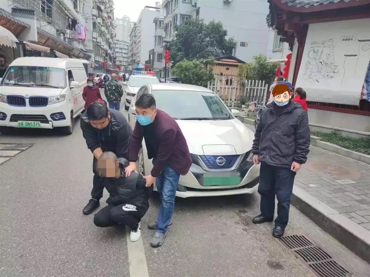 乘客是逃犯司机免提接到警察电话怎么回事